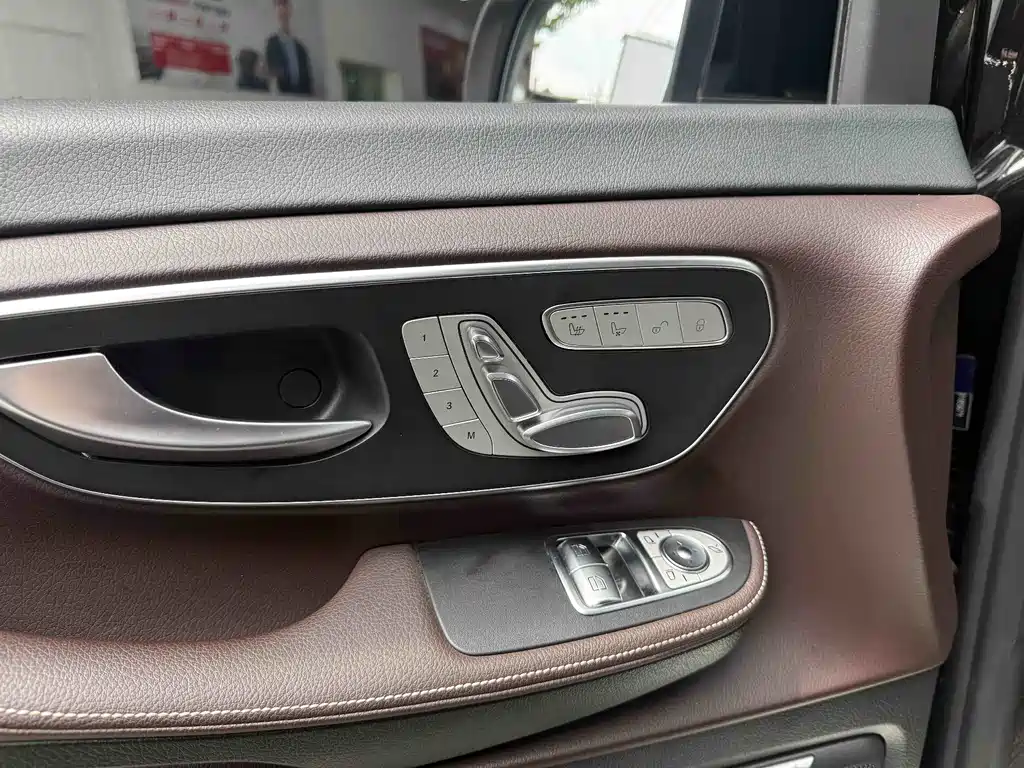 Mercedes-Benz V-Class 2023 — фото 15