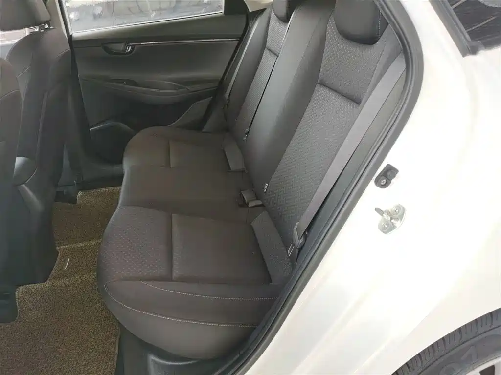 Hyundai Elantra 2020 — фото 17