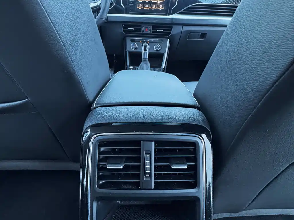 Volkswagen Passat 2023 — фото 17