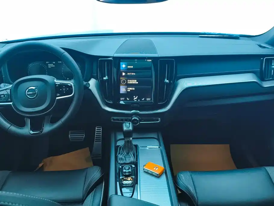 Volvo XC60 2021 — фото 12