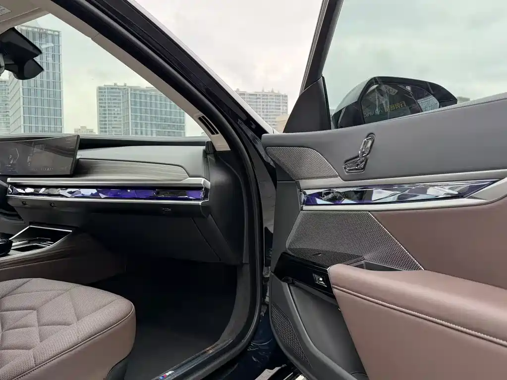 BMW 7 Series 2025 — фото 10