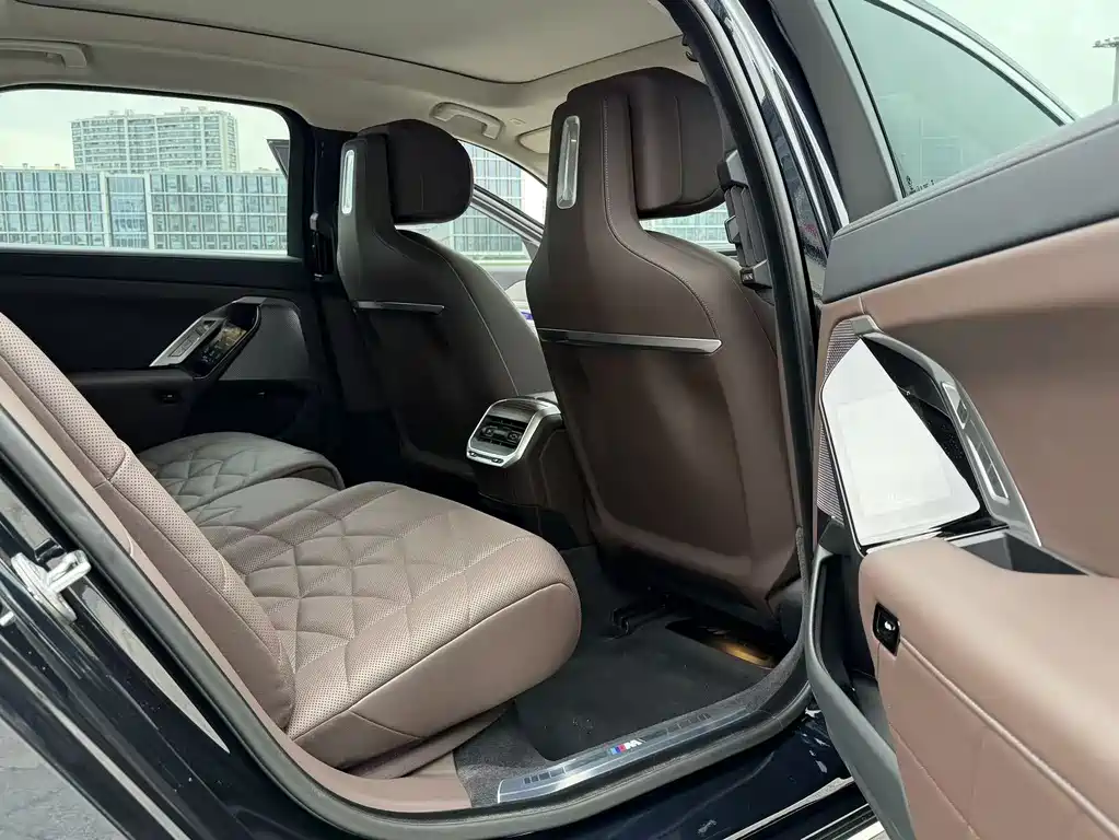 BMW 7 Series 2025 — фото 13