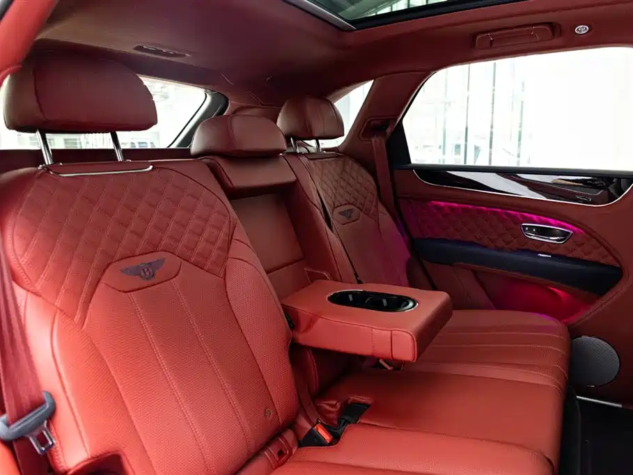 Bentley Bentayga 2023 — фото 13