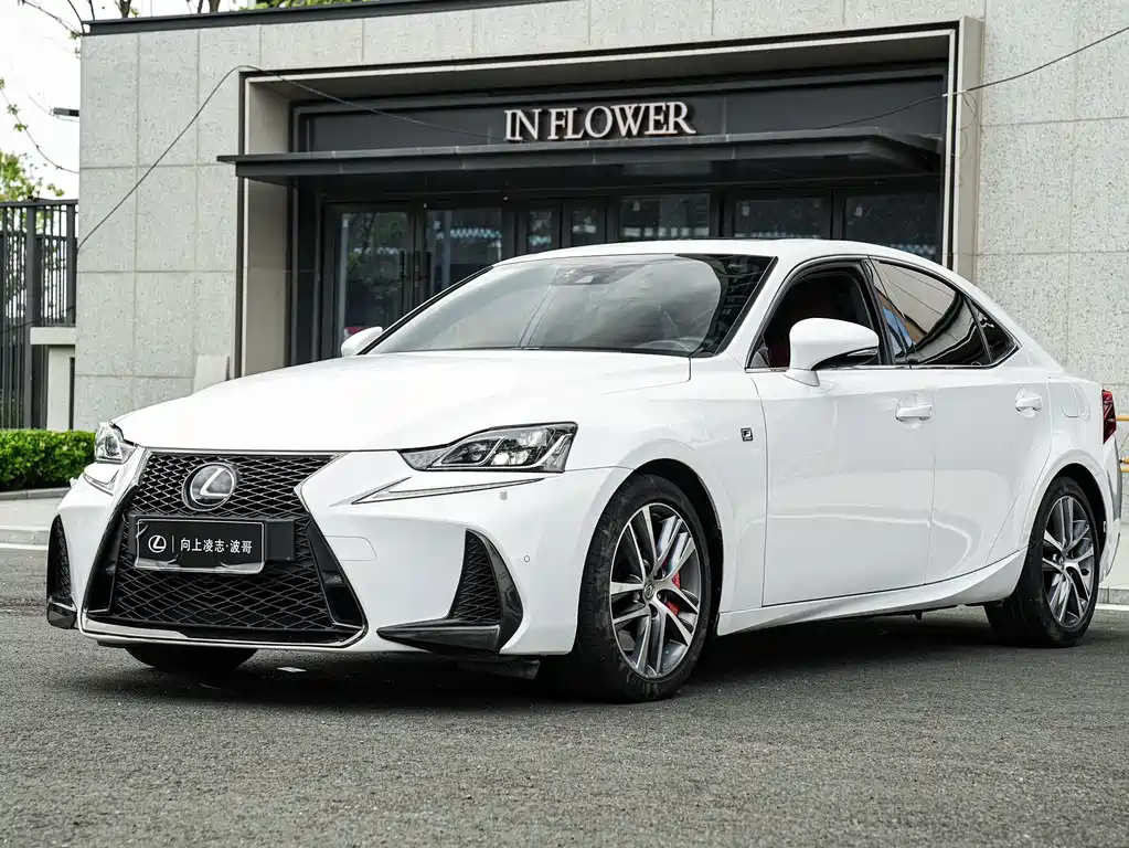 Lexus IS 2018 — фото 1