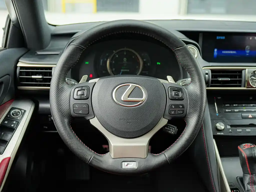 Lexus IS 2018 — фото 23