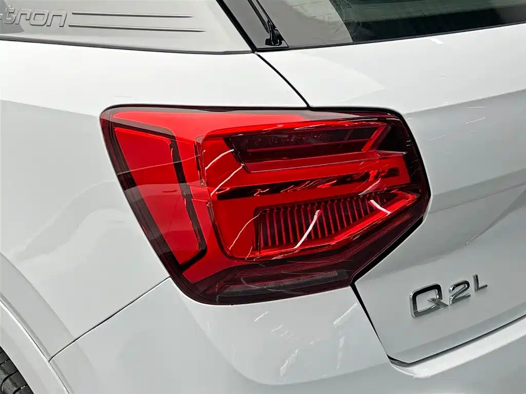 Audi Q2L e-tron 2022 — фото 10