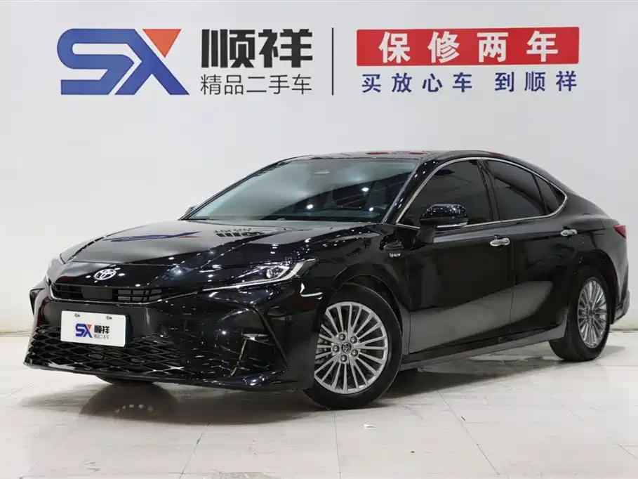 Toyota Camry 2025 — фото 1