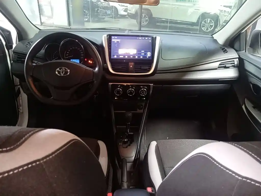 Toyota Yaris L 2020 — фото 10