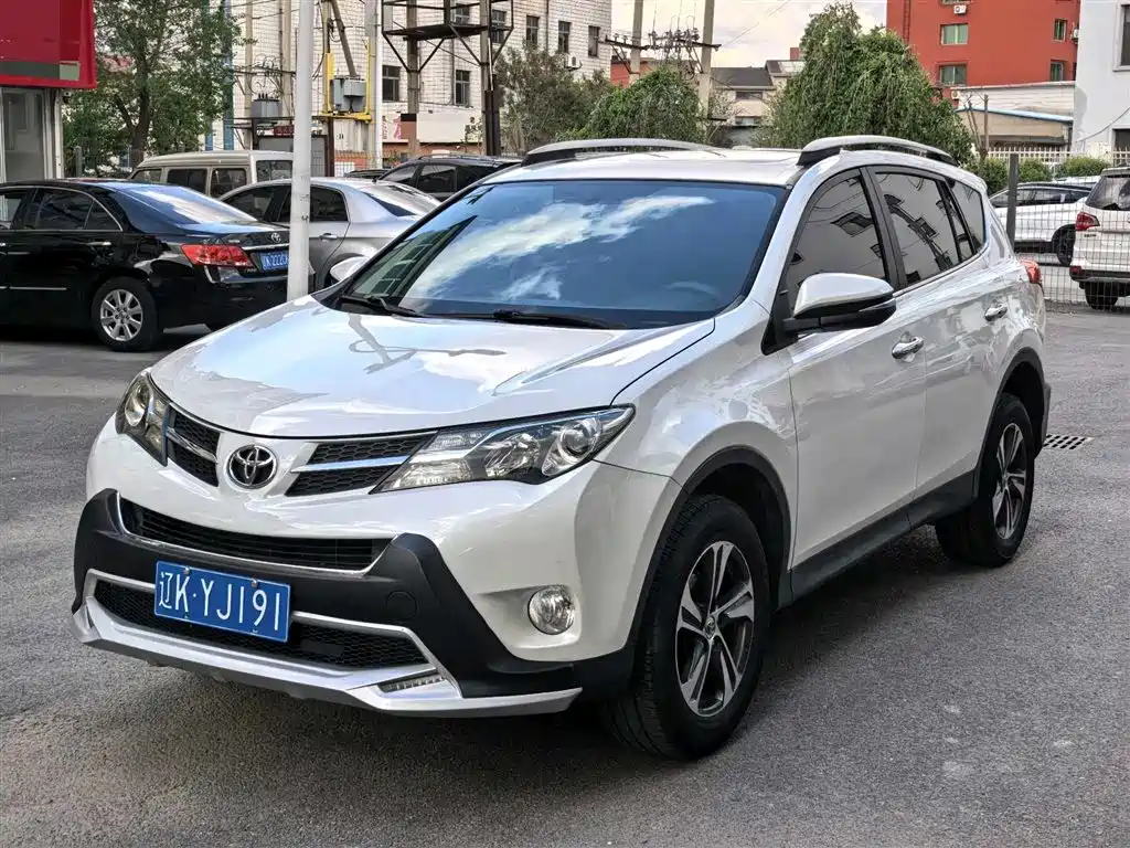 Toyota RAV4 2015 — фото 1