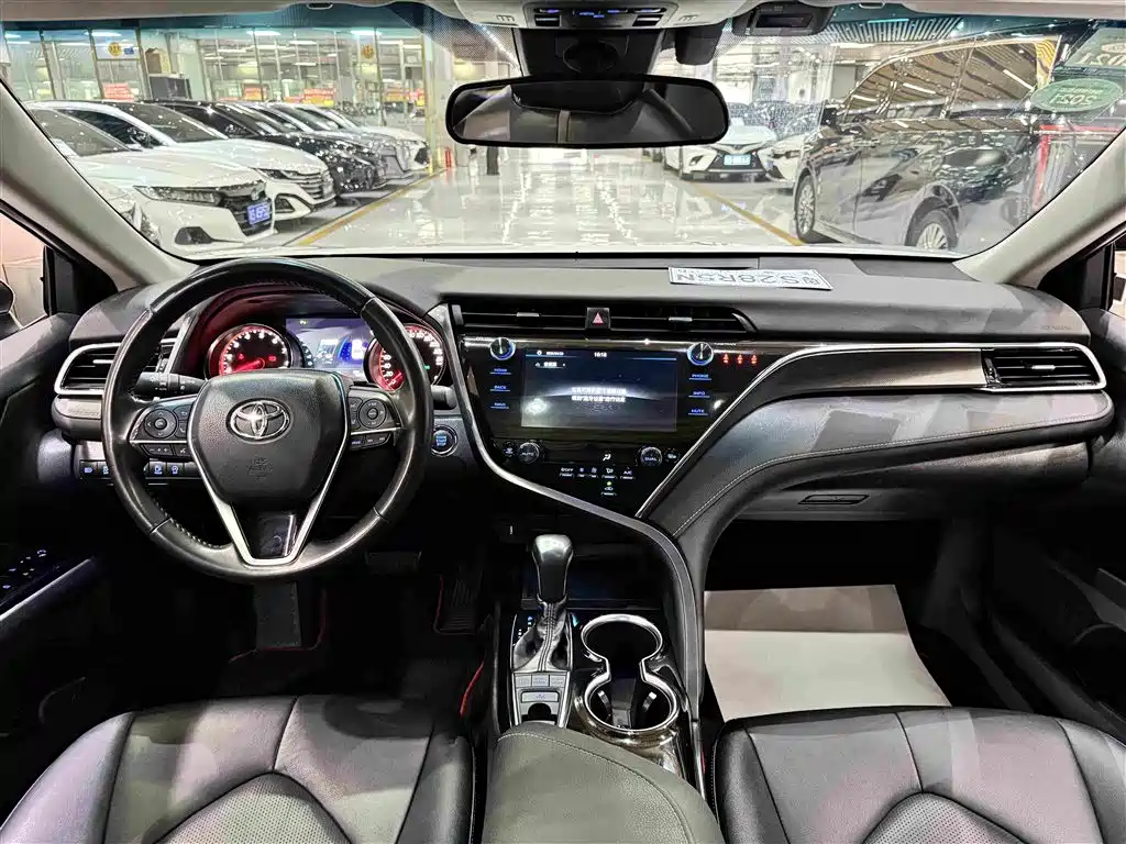 Toyota Camry 2019 — фото 12