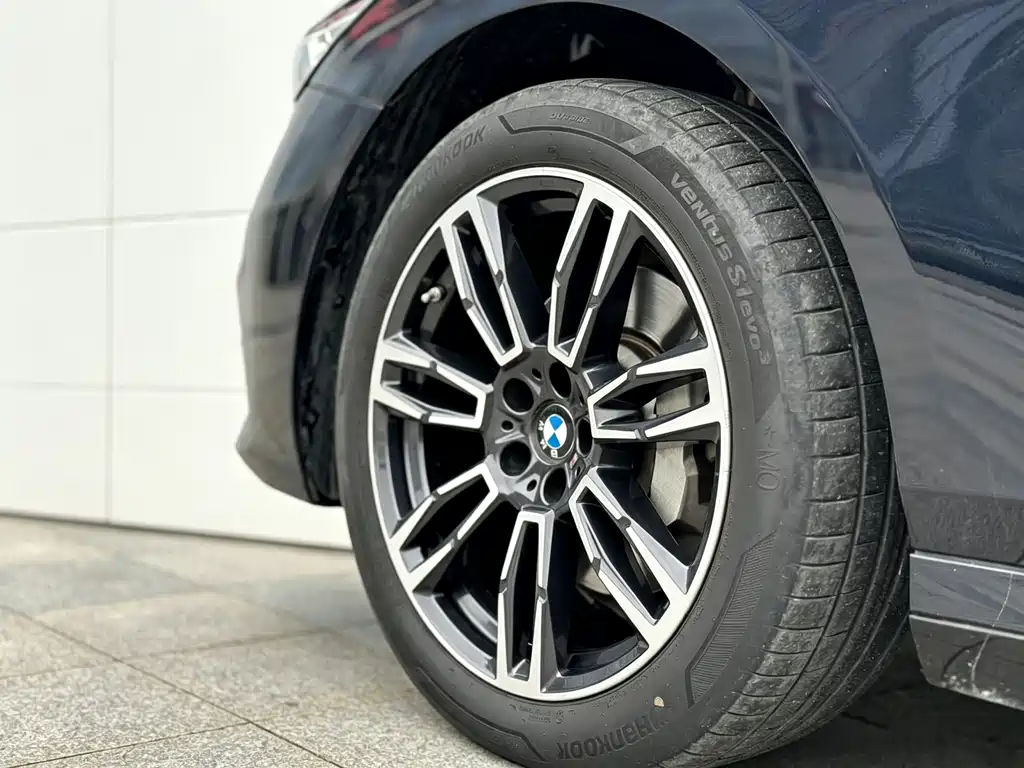 BMW 5 Series 2025 — фото 16