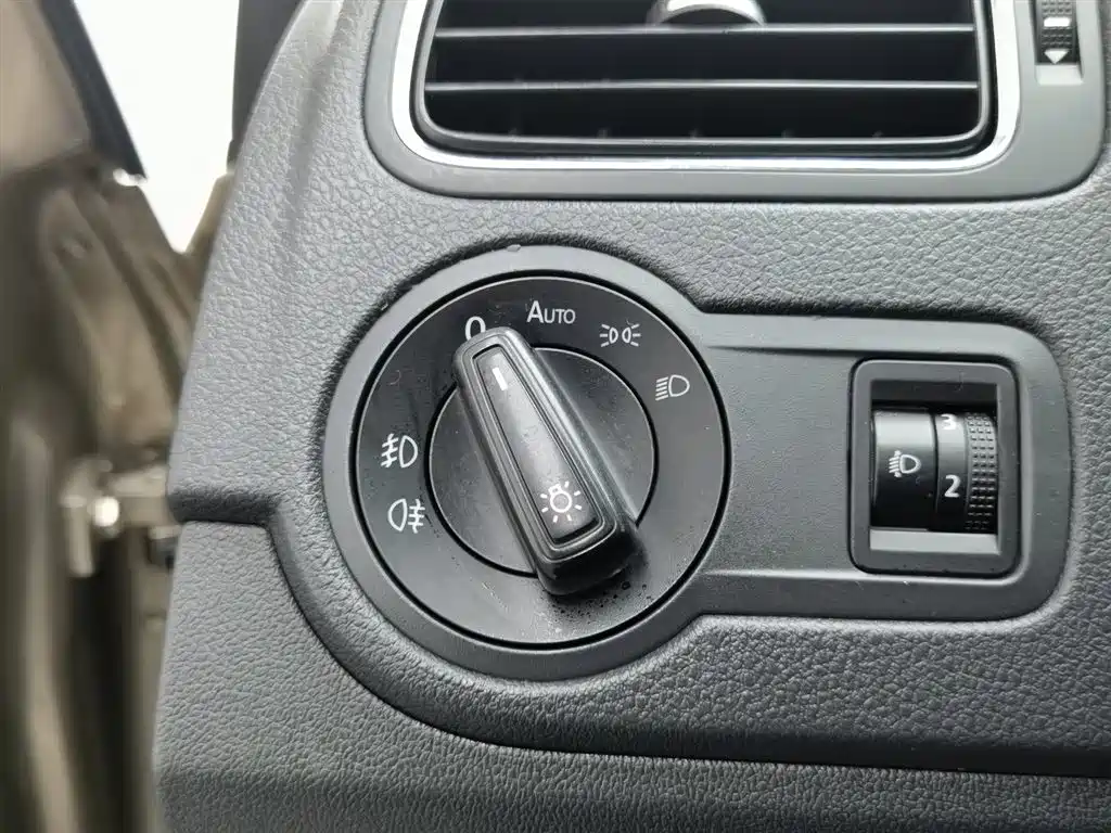 Volkswagen Polo 2015 — фото 21