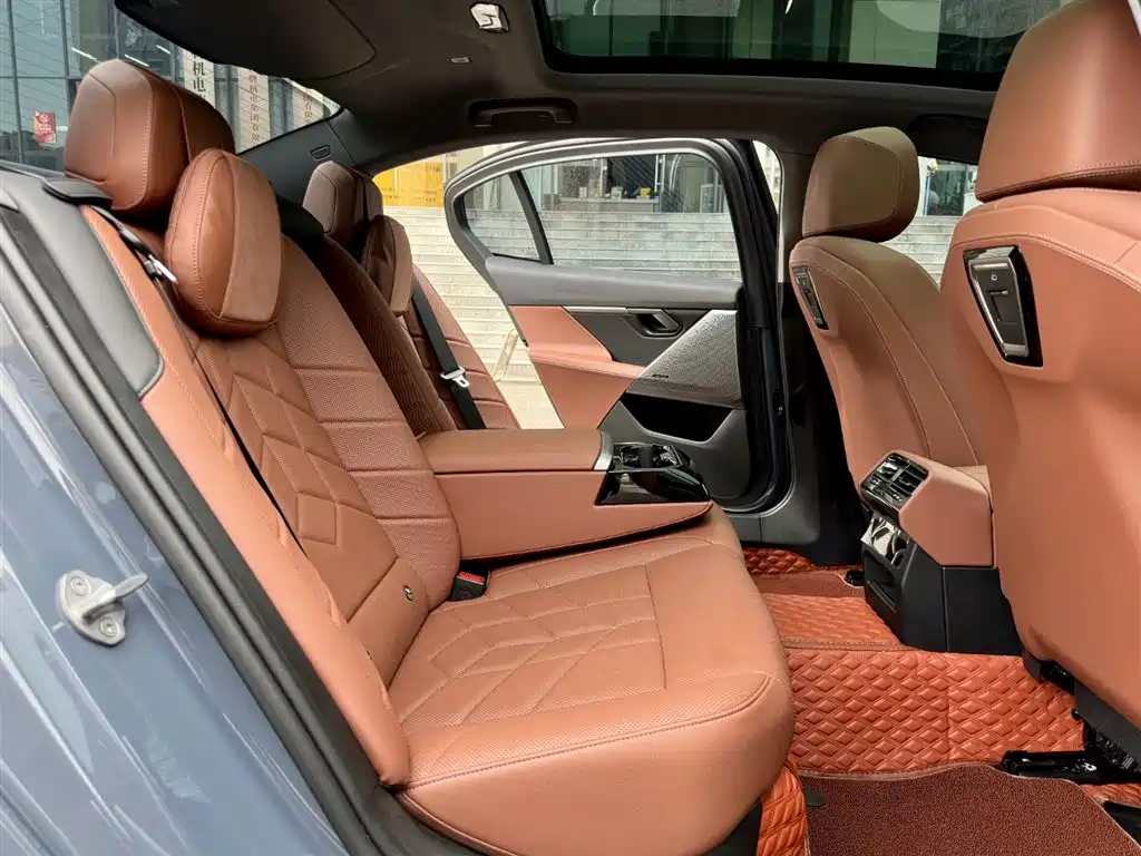 BMW 5 Series 2025 — фото 14