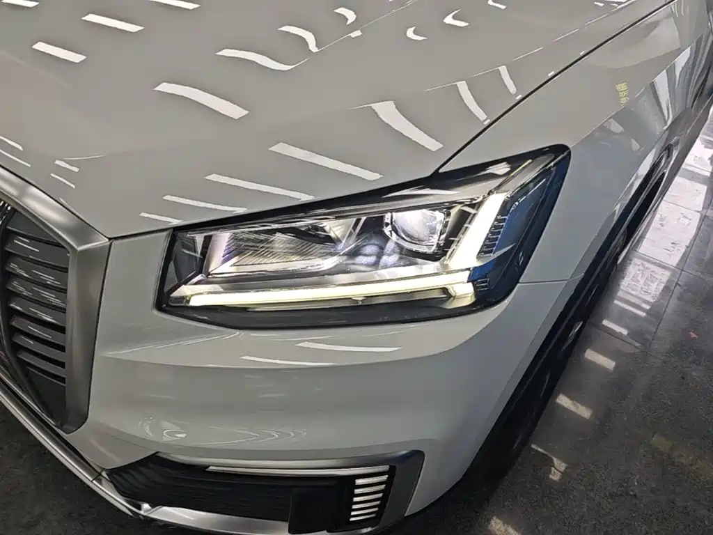 Audi Q2L e-tron 2020 — фото 24