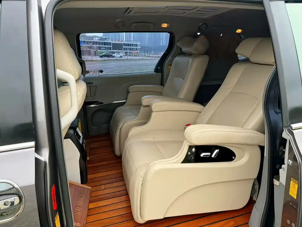Toyota Sienna 2015 — фото 13