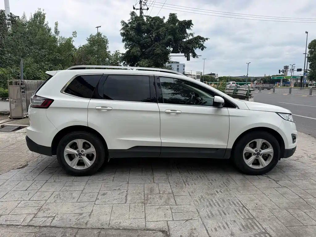 Ford Edge 2017 — фото 11
