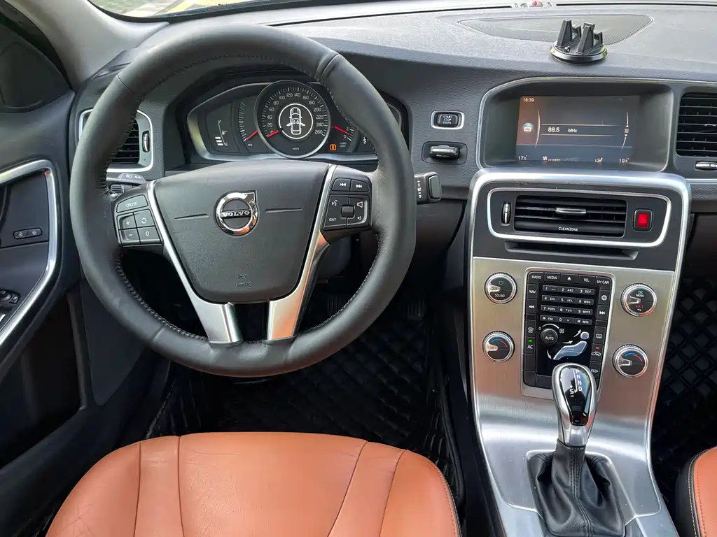 Volvo S60 2018 — фото 12