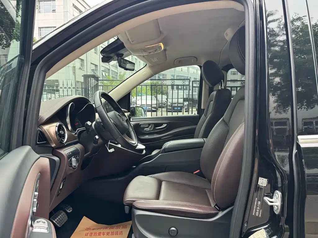 Mercedes-Benz V-Class 2023 — фото 17