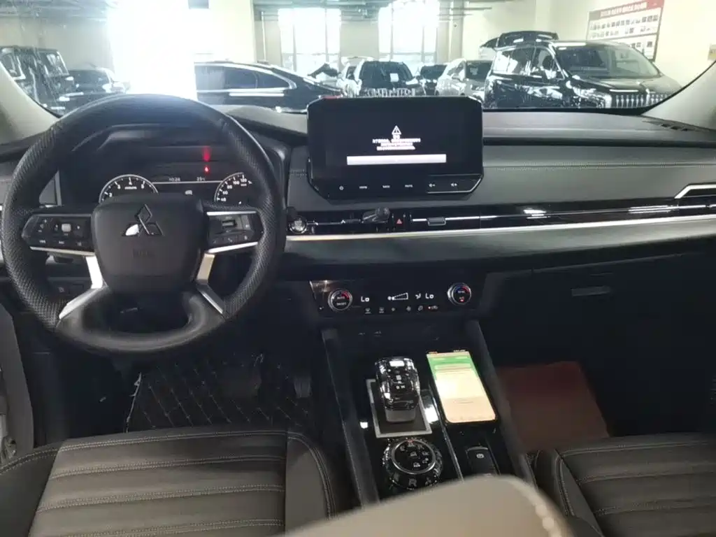Mitsubishi Outlander 2022 — фото 10