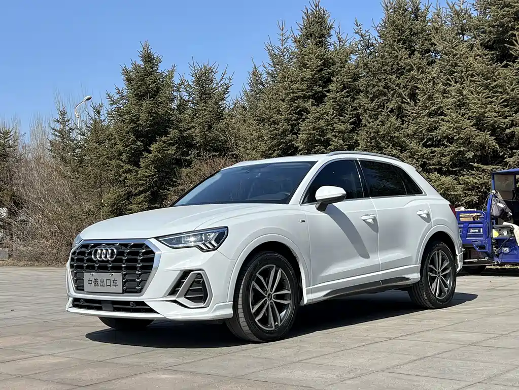 Audi Q3 2022 — фото 1
