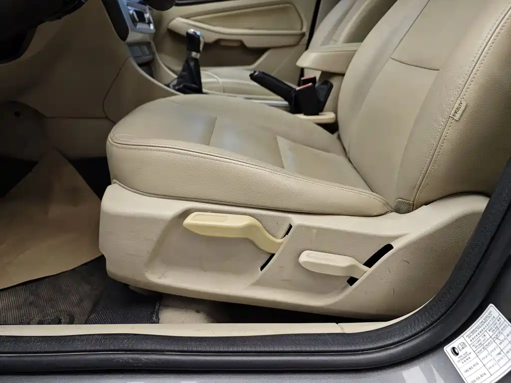 Ford Focus 2014 — фото 10