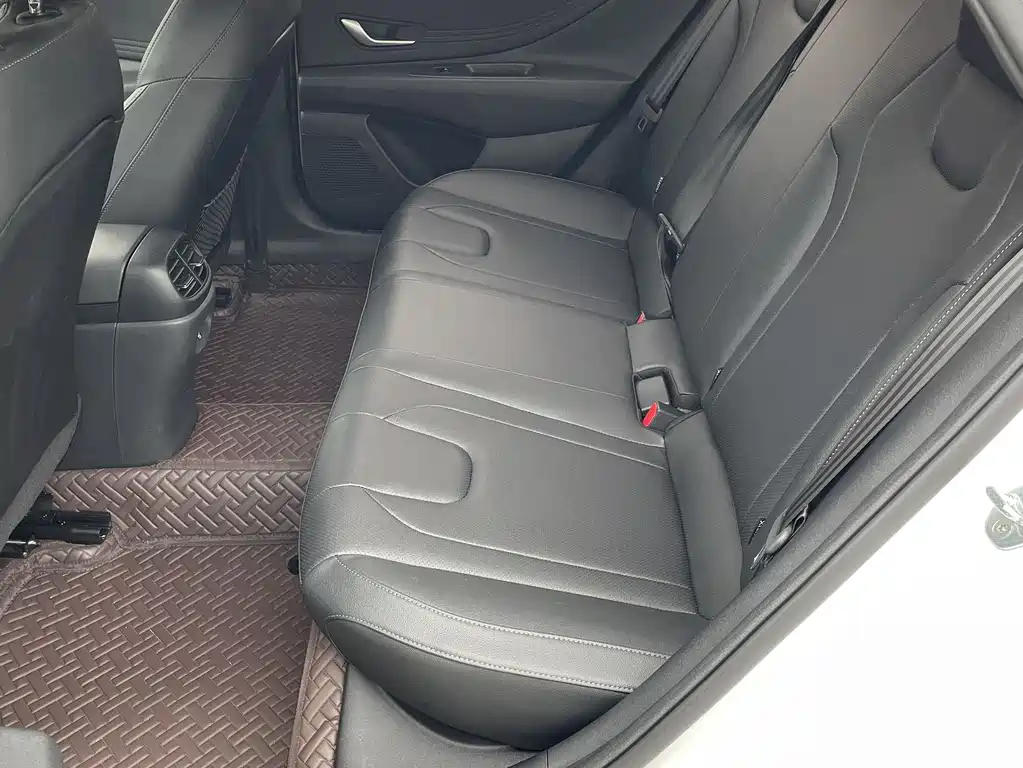Hyundai Elantra 2023 — фото 10