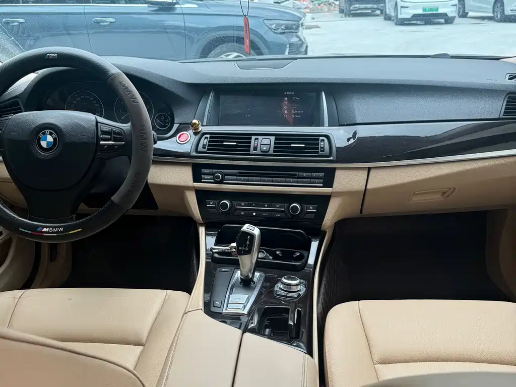 BMW 5 Series 2011 — фото 12