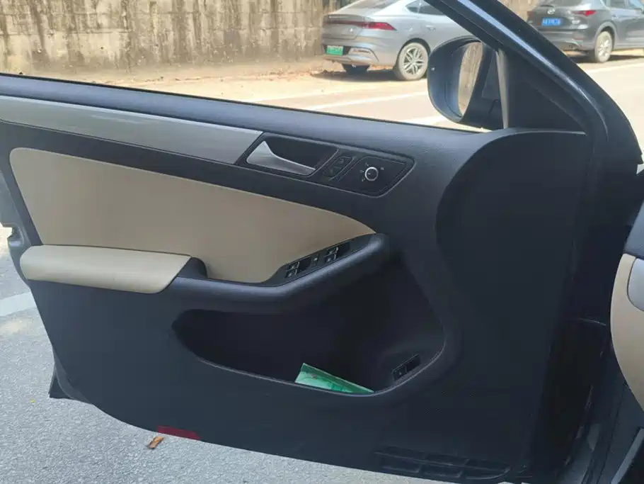 Volkswagen Sagitar 2013