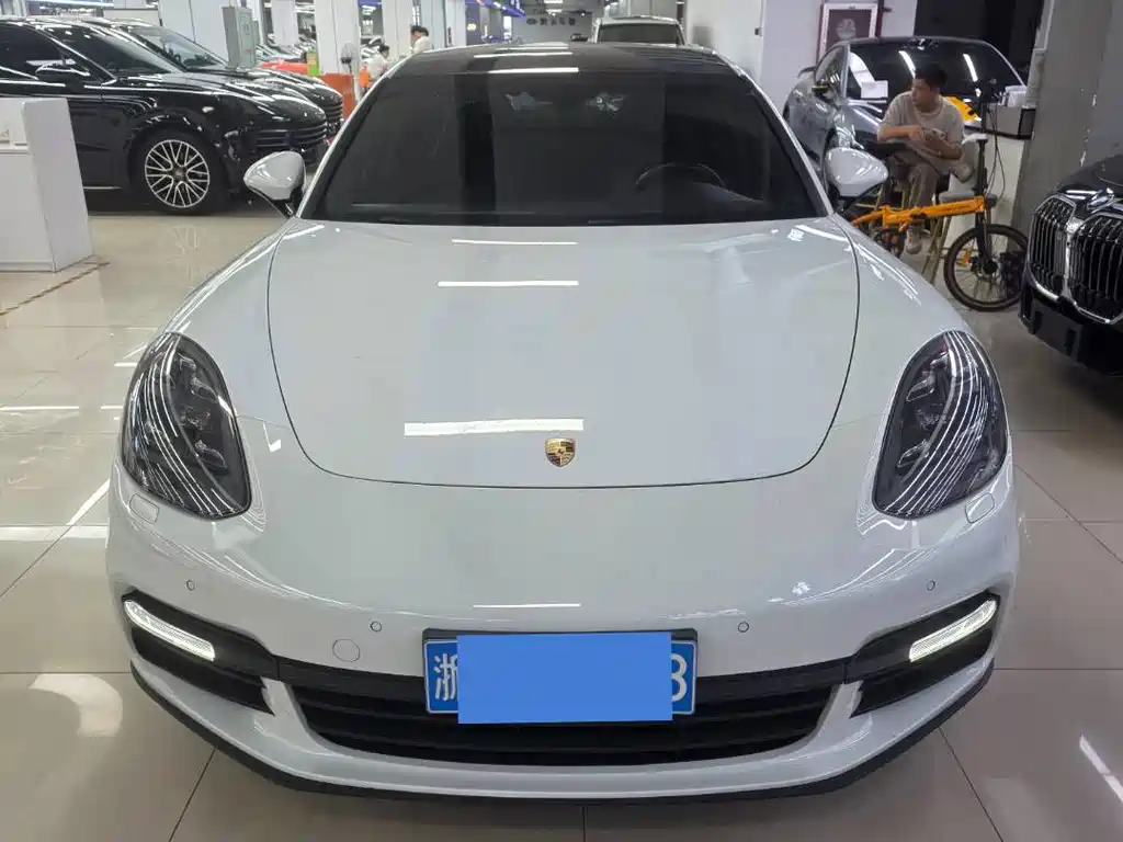 Porsche Panamera 2018 — фото 1