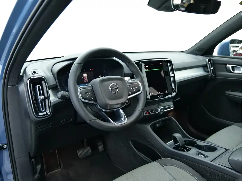 Volvo XC40 2023 — фото 21