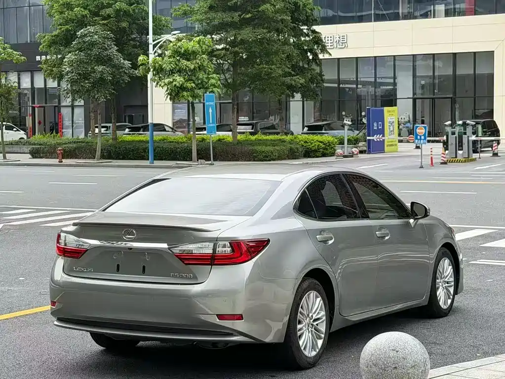 Lexus ES 2017 — фото 5