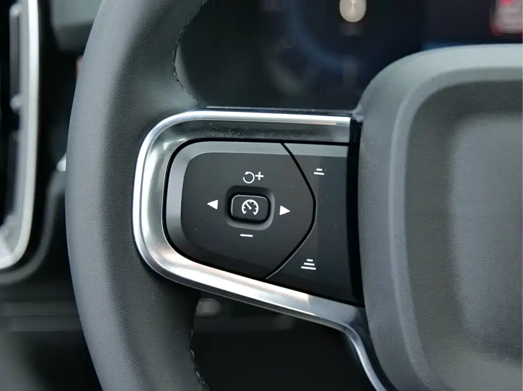 Volvo XC40 2023 — фото 23