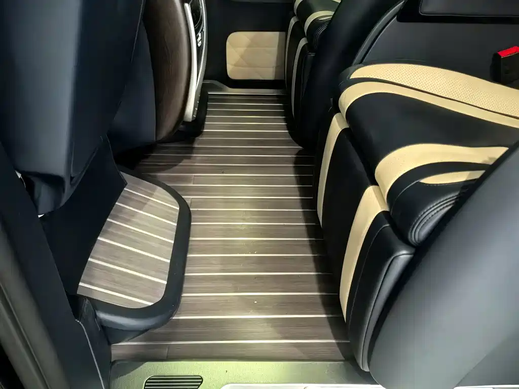 Mercedes-Benz V-Class 2021 — фото 15