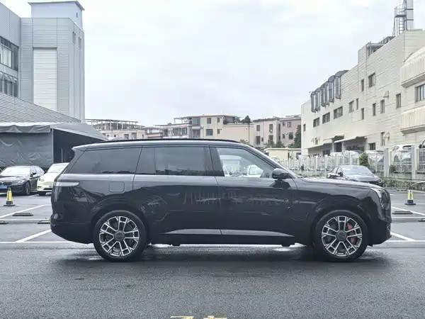 Lynk & Co 900 2025
