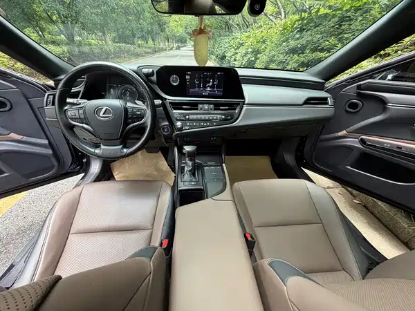Lexus ES 2022