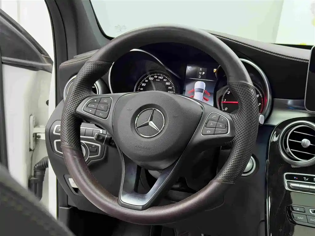 Mercedes-Benz GLC 2018 — фото 11