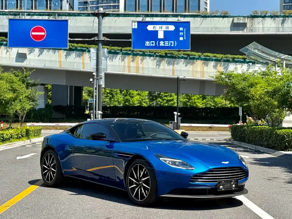 Aston Martin DB11 2024 — фото 2