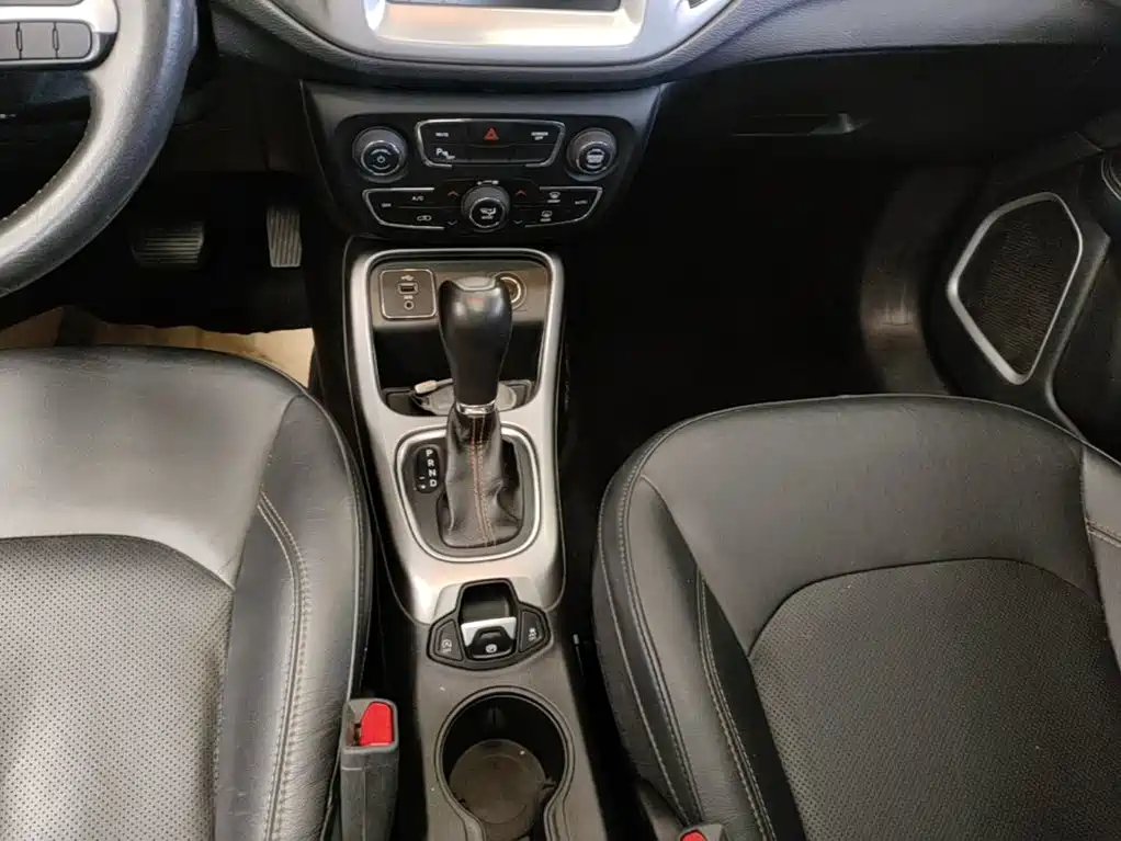 Jeep Compass 2018 — фото 14