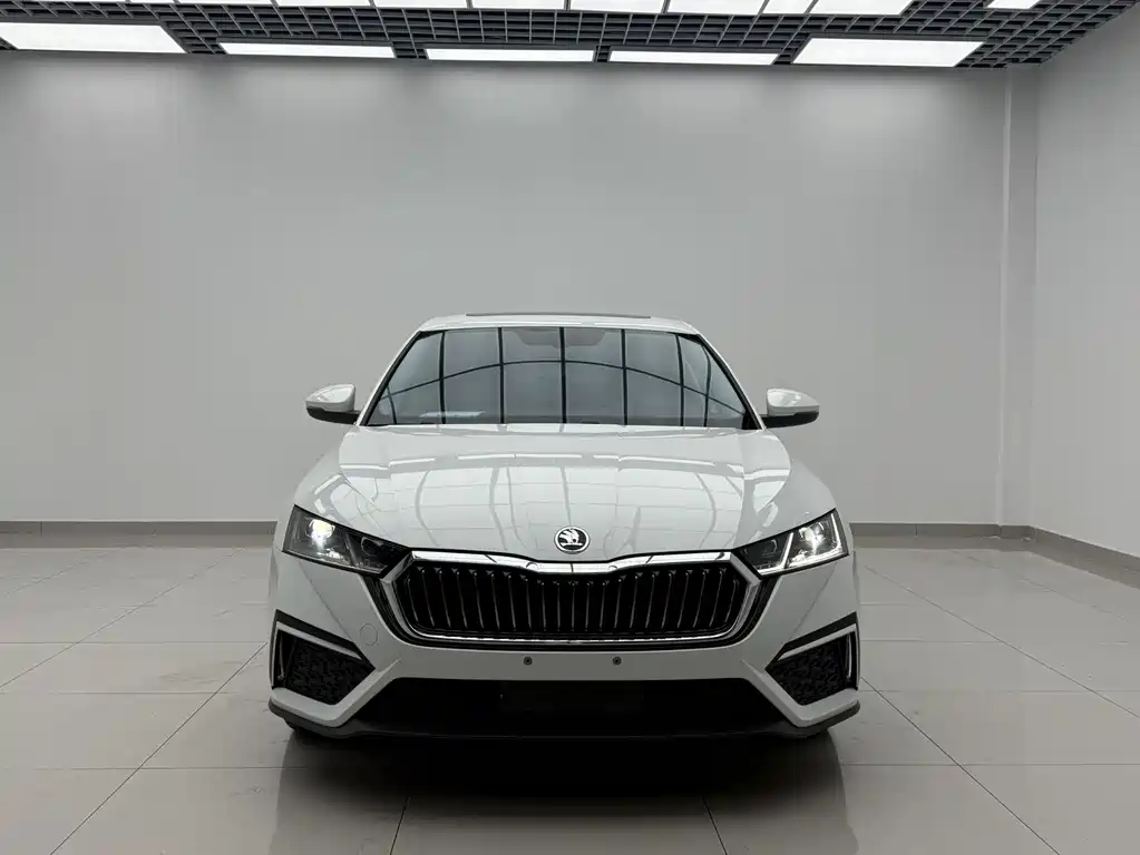 Skoda Octavia 2023 — фото 2