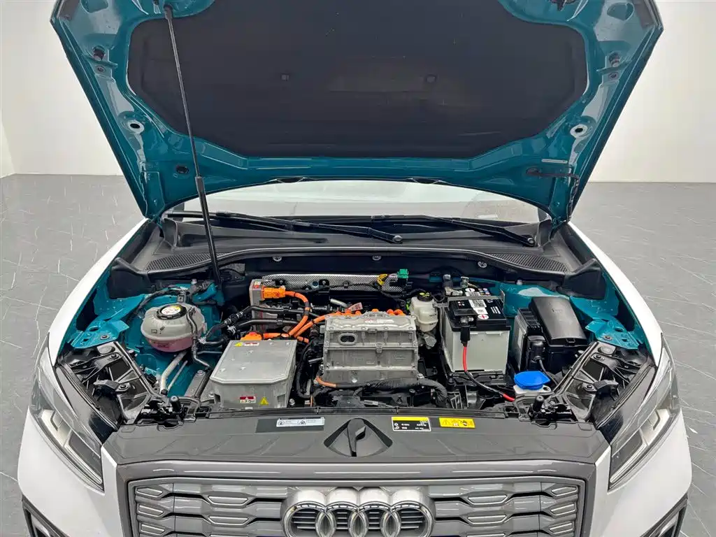Audi Q2L e-tron 2022 — фото 26