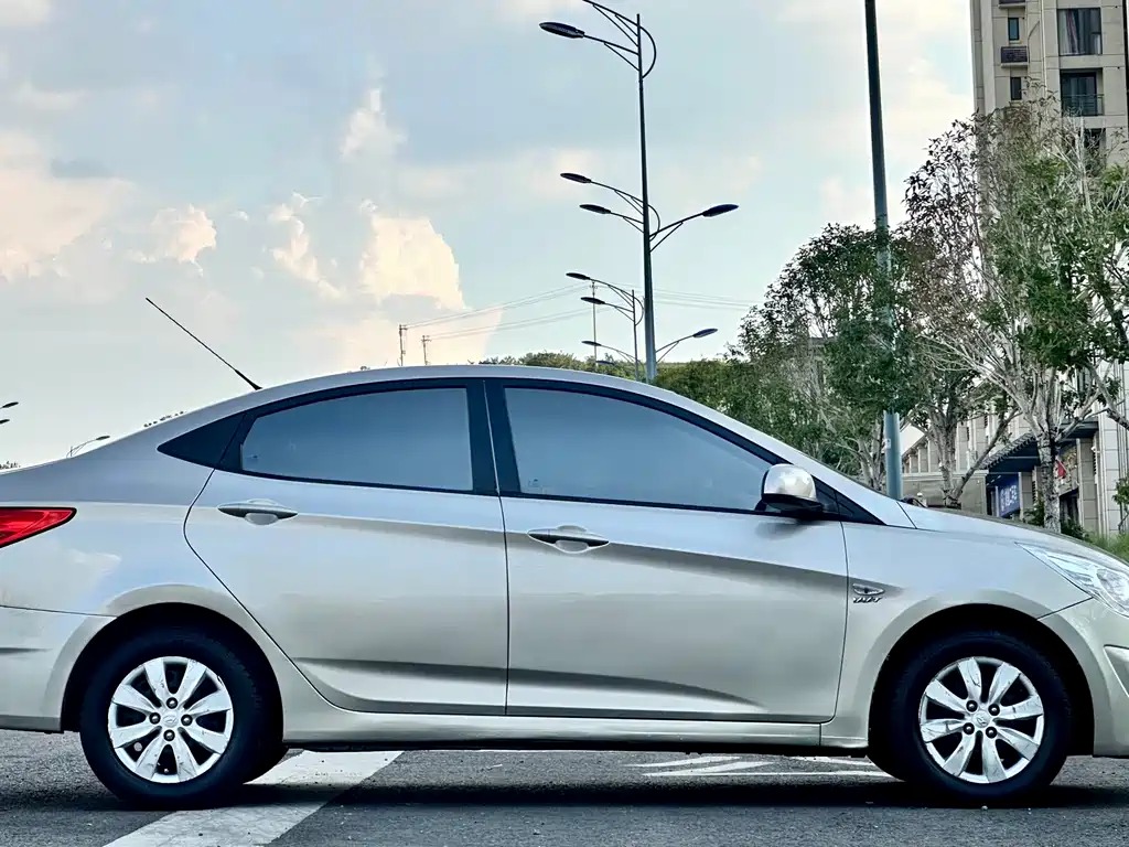 Hyundai Accent 2012 — фото 10