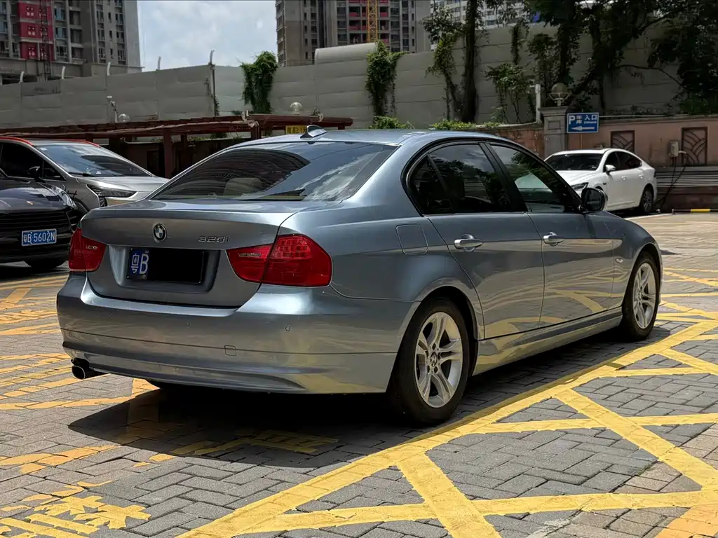 BMW 3 Series 2010 — фото 11
