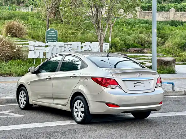 Hyundai Accent 2012