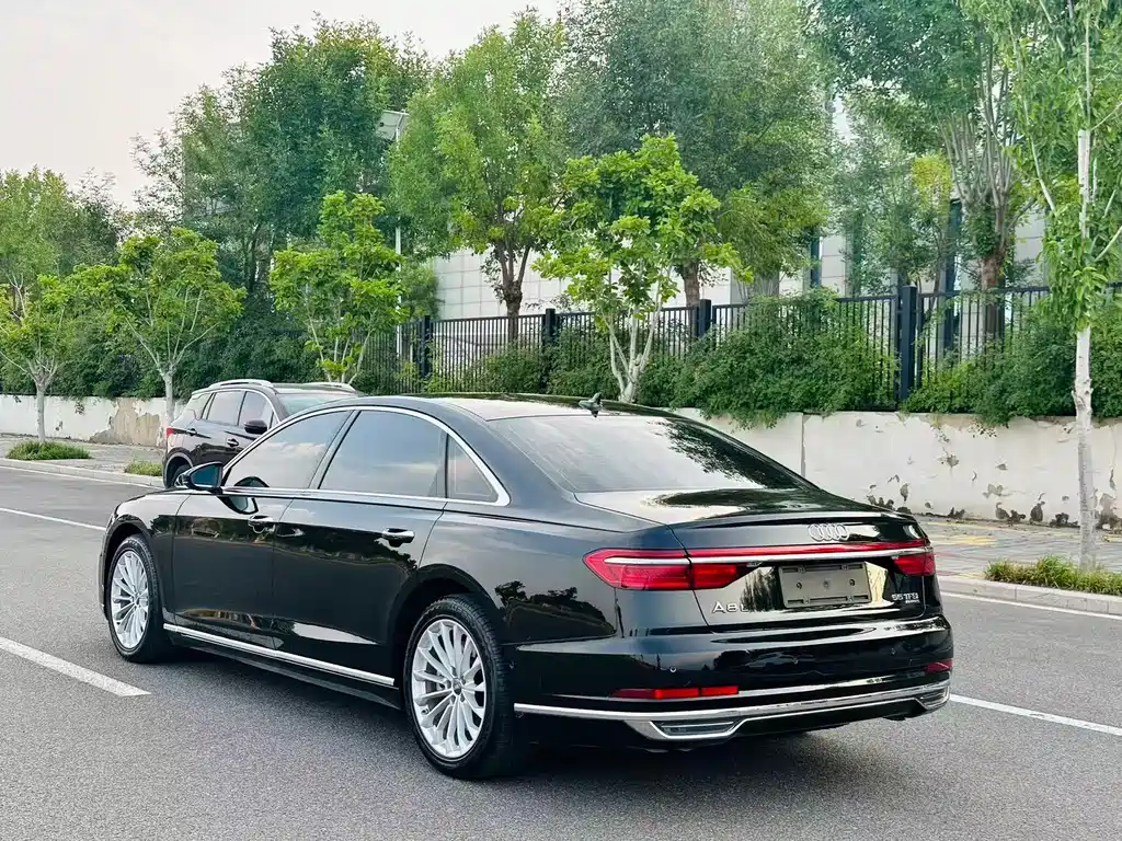 Audi A8 2018 — фото 9