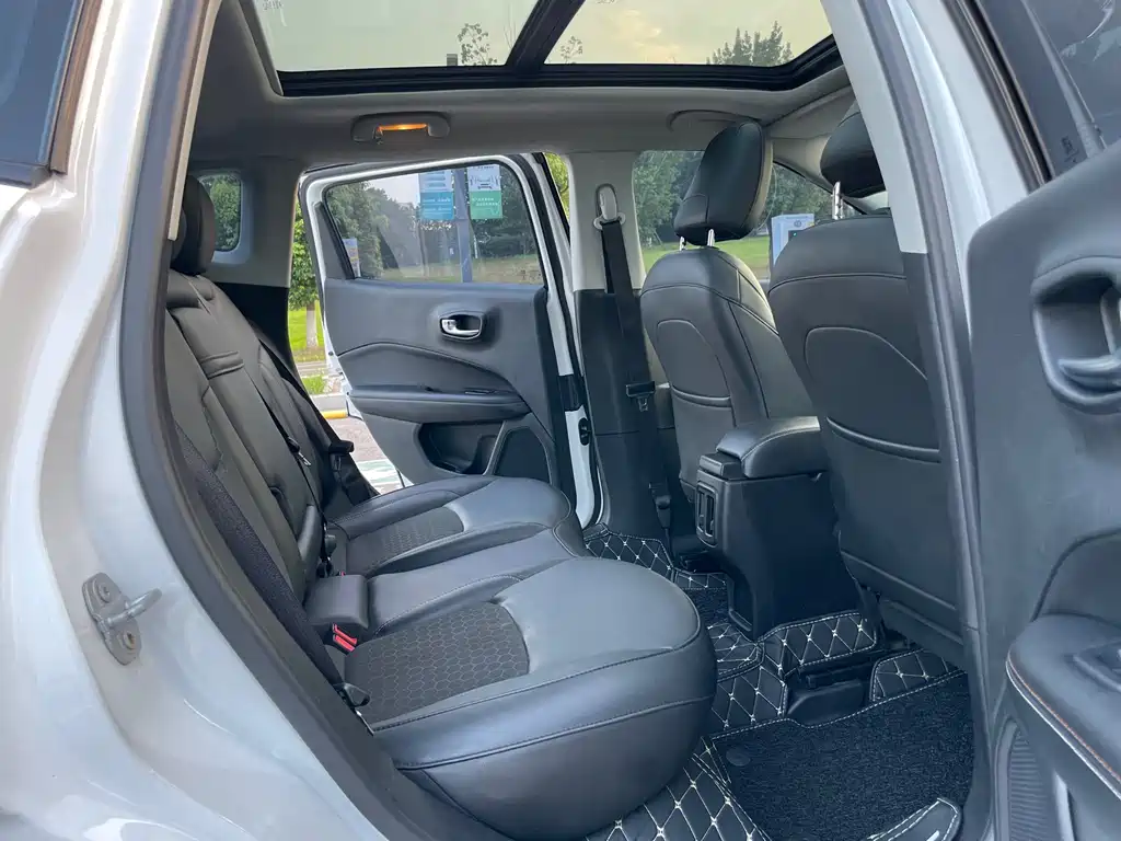 Jeep Compass 2018 — фото 11