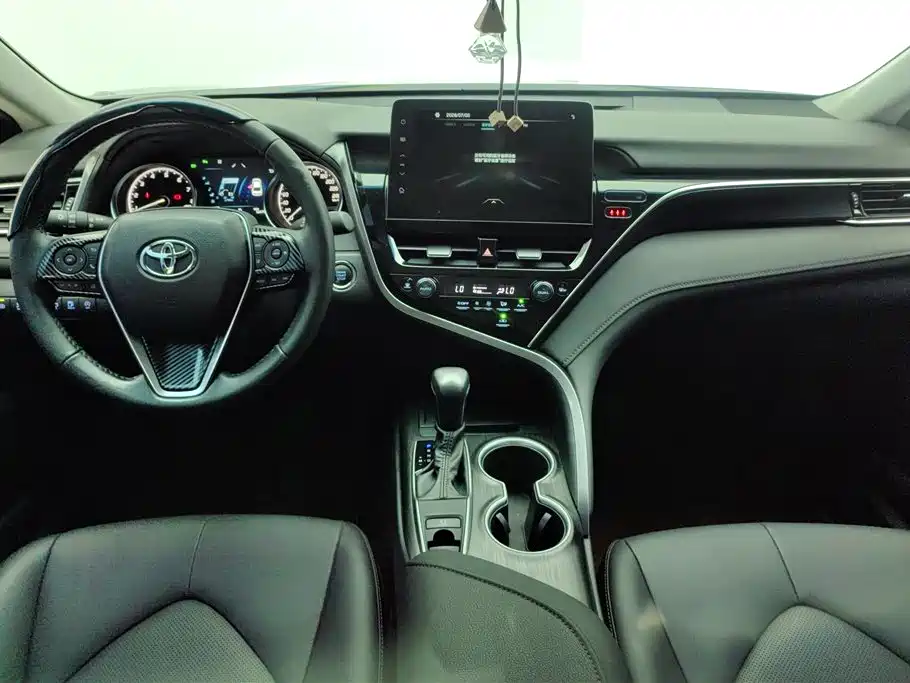 Toyota Camry 2023 — фото 12