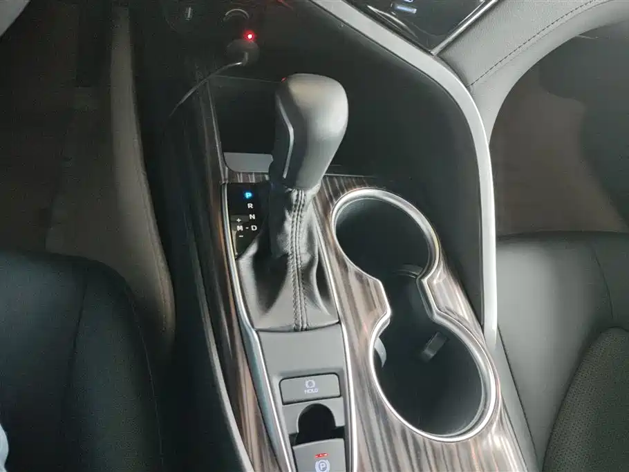 Toyota Camry 2019 — фото 16