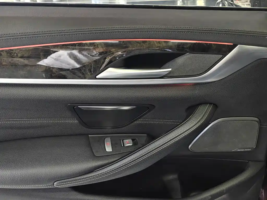BMW 5 Series 2019 — фото 11