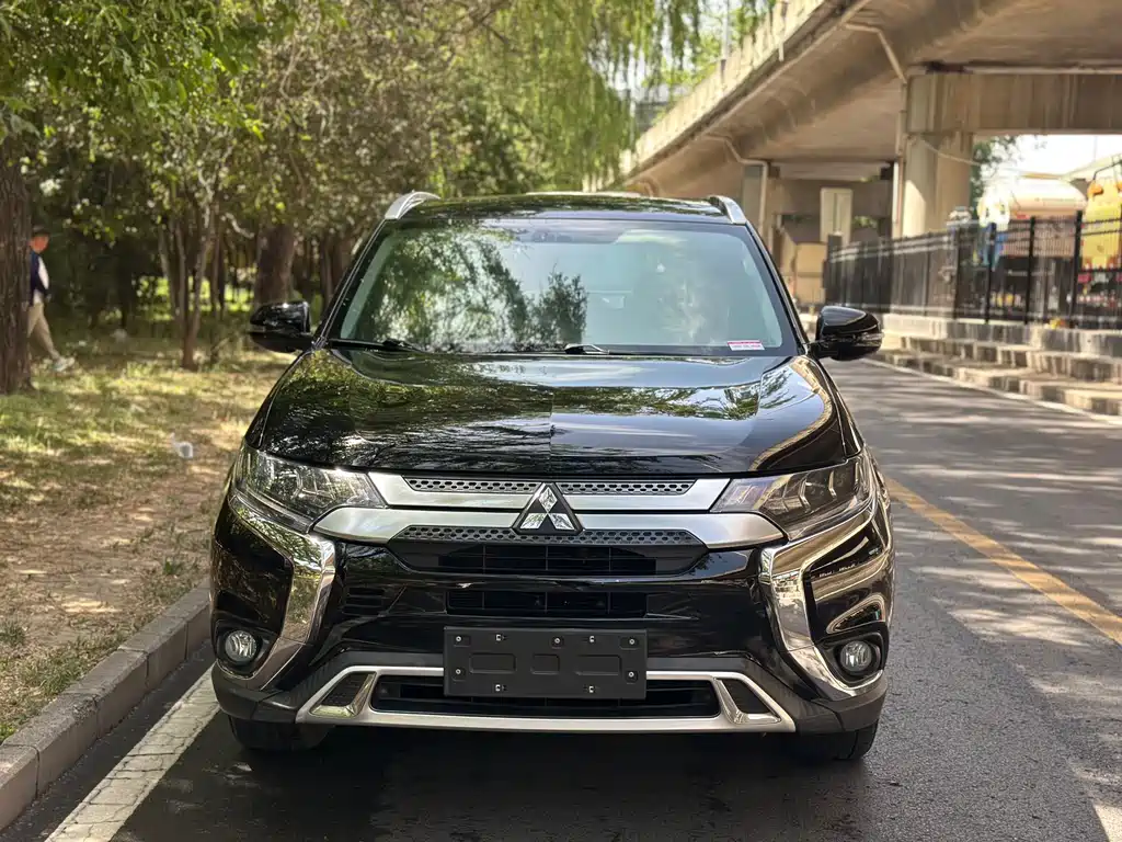 Mitsubishi Outlander 2021 — фото 2