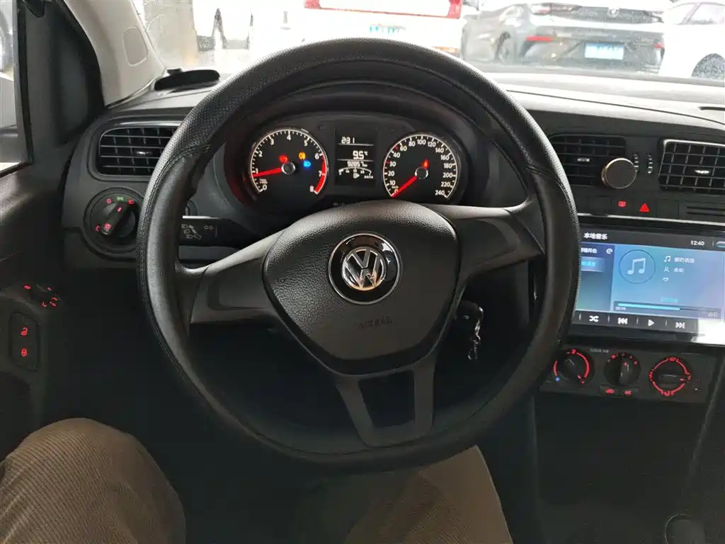 Volkswagen Polo 2017 — фото 11